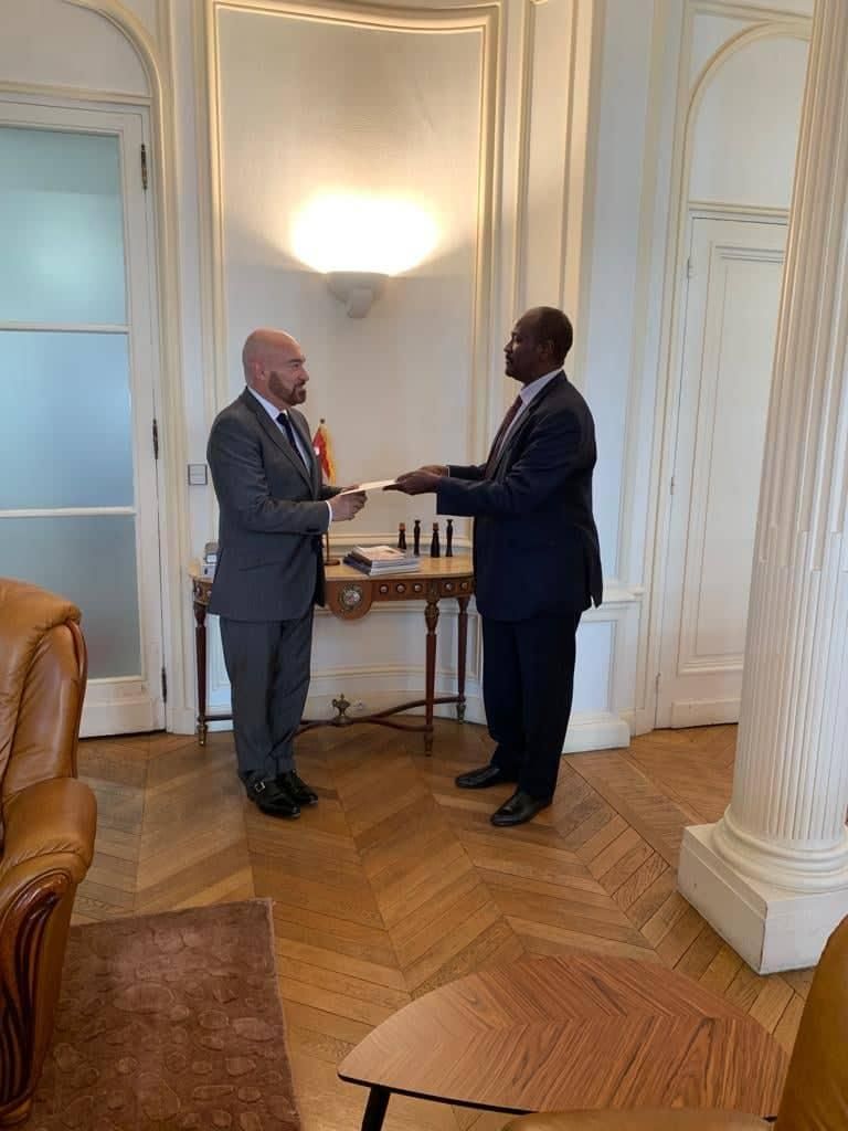 سفير السودان بباريس يقدم نسخة من أوراق اعتماده