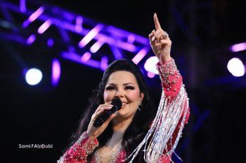 شاهد .. ديانا كرزون تحتفل بخطوبة الأمير الحسين بن عبد الله على رجوة آل سيف وتهديهما أغنيتها