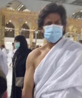 شاهد .. صور شاروخان وهو يؤدي مناسك العمرة تجتاح السوشيال ميديا