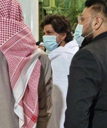 شاهد .. صور شاروخان وهو يؤدي مناسك العمرة تجتاح السوشيال ميديا