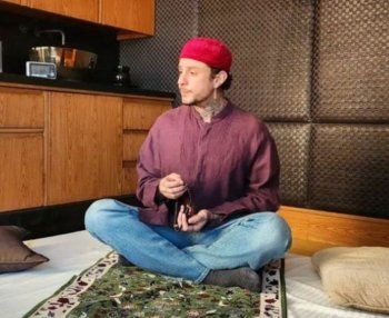 شاهد .. أحمد الفيشاوي يثير سخط متابعيه بوضعه حلقاً على سجادة الصلاة-بالصورة