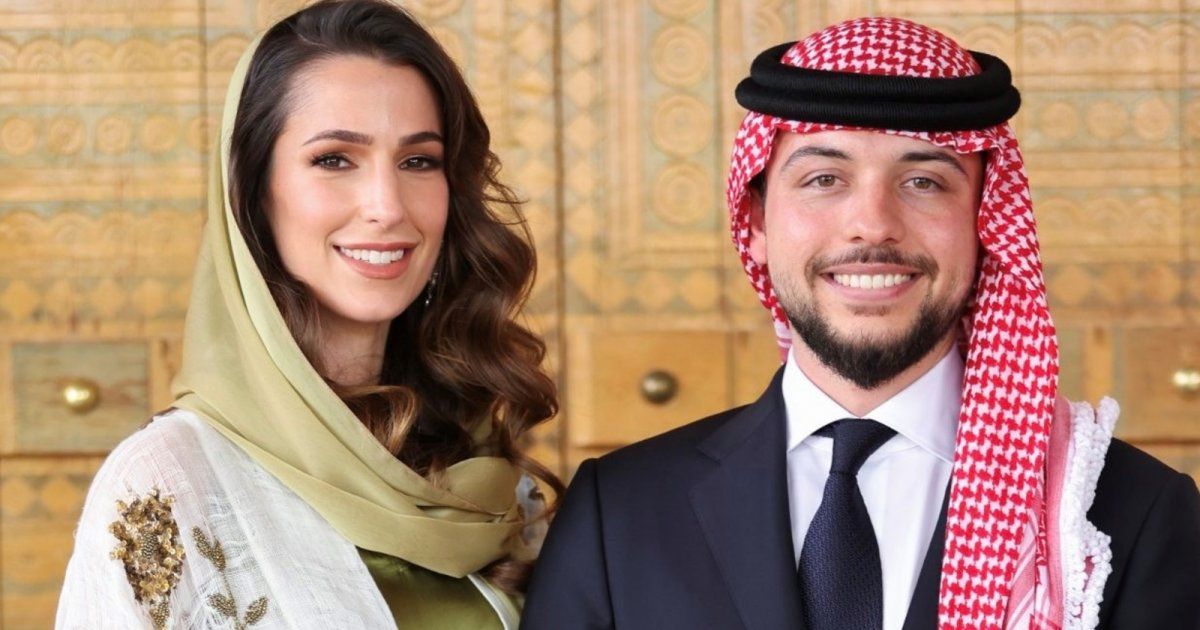 شاهد .. الأمير الحسين بالبدلة العسكرية محتفلاً مع رفاق السلاح بقرب زفافه-بالصور