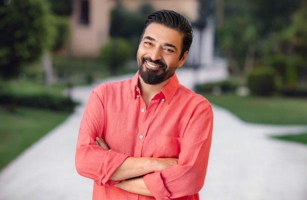 شاهد .. حميد الشاعري يعيش لحظات الفخر بتخرج ابنته الصغرى