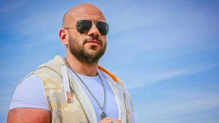 شاهد .. الحزن يخيّم على أحمد مكي بعد وفاة أحد اقاربه