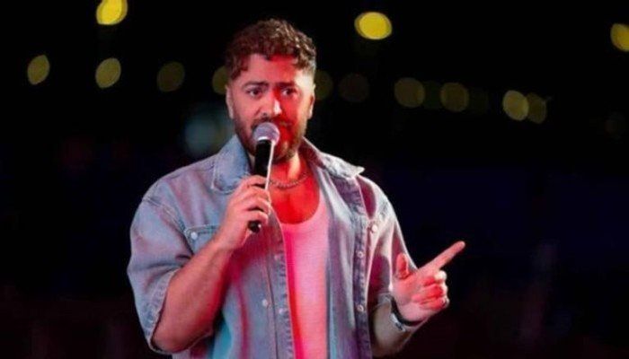 شاهد .. تفاصيل إصابة الفنان تامر حسني بكسر في القدم ونقله للمستشفى