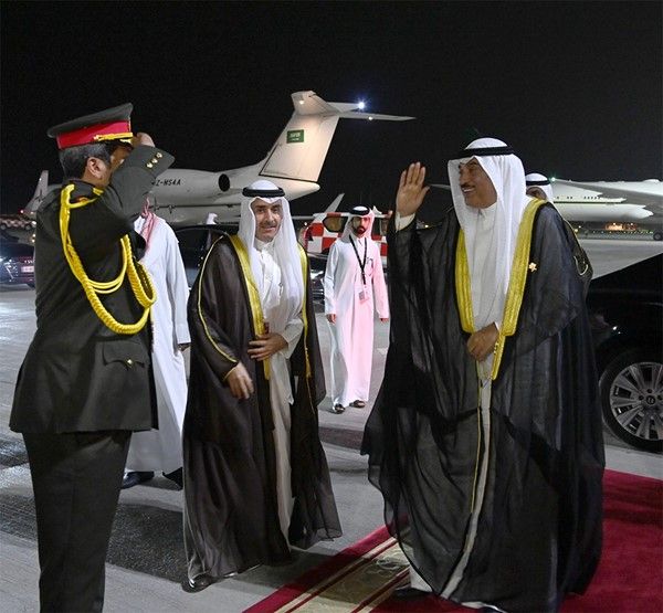 ممثل سمو الأمير سمو ولي العهد يُغادر قطر بعد ترؤس وفد الكويت في القمة العربية الإسلامية الطارئة