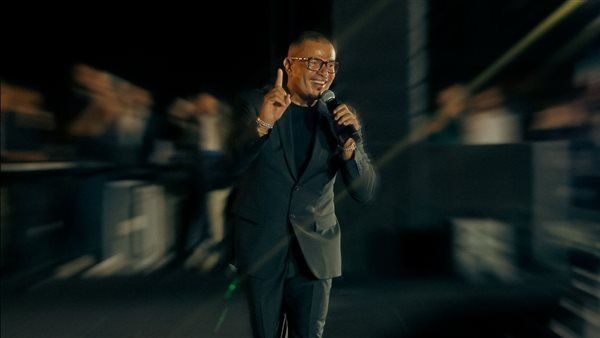 شاهد .. عمرو دياب يتألق في حفل بسفح الأهرامات