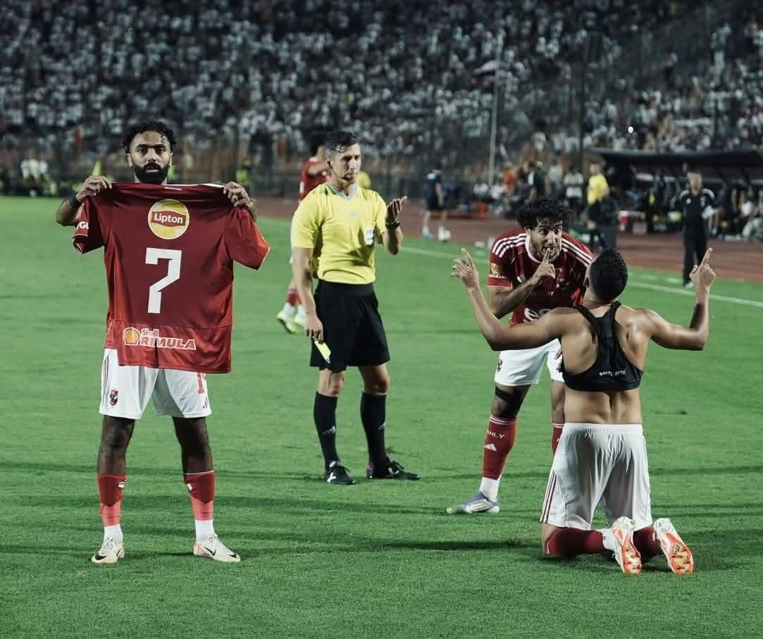 لقطة المباراة.. حسين الشحات يحتفل بقميص تريزيجيه بعد هدف الفوز على الزمالك