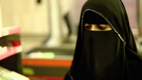 علامات الساعة تظهر في الرياض.. مواطن يستغل جمال ابنته العشرينية للايقاع بالشباب وفي النهاية حدثت المفاجأة