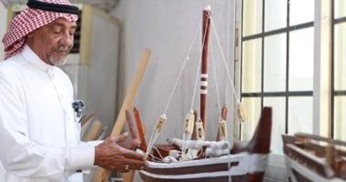 حرفي سعودى يوثق صناعة السفن الشراعية ويحفظ الذاكرة البحرية بمجسمات تراثية