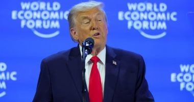العالم هذا المساء.. ترامب يتحدى المحكمة العليا الأمريكية ويرفع الرسوم الجمركية من 10% لـ15%.. 60 ألف مصلٍ يؤدون العشاء والتراويح فى المسجد الأقصى.. الإمارات تحبط هجمات سيبرانية إرهابية استهدفت بنية تحتية