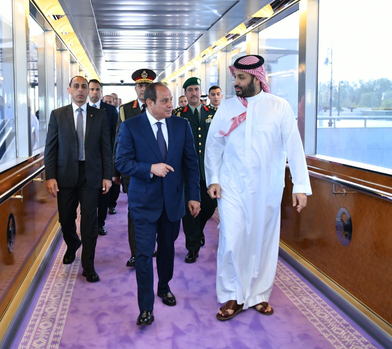 رسائل دعم مصرية قوية.. الرئيس السيسي يؤكد من المنامة وجدة أن أمن الخليج امتداد للأمن القومى المصري.. الرئيس يعقد مباحثات مع ملك البحرين وولي العهد السعودي.. ومصر تتحرك دبلوماسيًا لخفض التصعيد