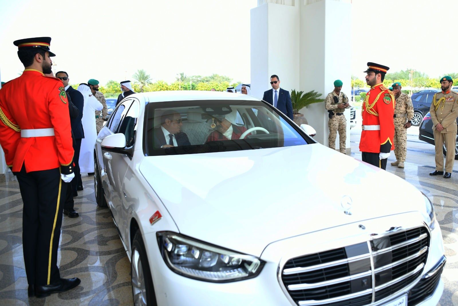 رسائل دعم مصرية قوية.. الرئيس السيسي يؤكد من المنامة وجدة أن أمن الخليج امتداد للأمن القومى المصري.. الرئيس يعقد مباحثات مع ملك البحرين وولي العهد السعودي.. ومصر تتحرك دبلوماسيًا لخفض التصعيد