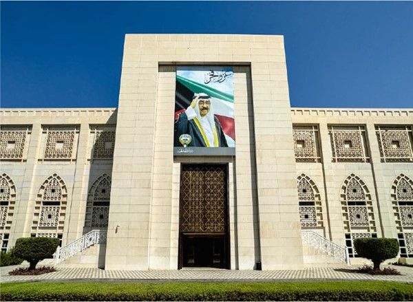 الكويت تستنكر الاعتداءات الإيرانية المتكررة على البحرين والأردن: خرق صارخ لسيادتهما