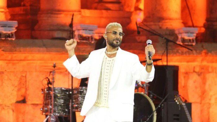 شاهد .. بحضور جماهيري ضخم.. أحمد سعد يحقق حلمه الأول على المسرح الجنوبي في مهرجان جرش