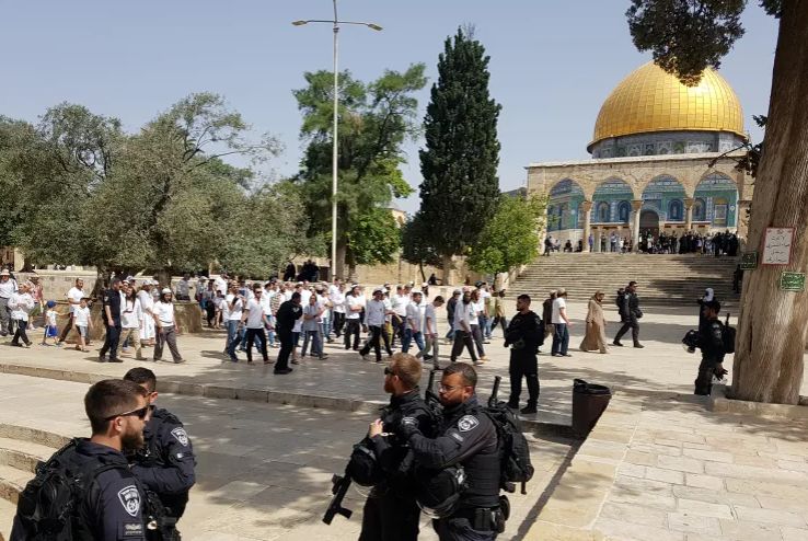 العالم هذا المساء.. ترامب يعلن وقف قصف إيران بطلب من الوسطاء.. المستوطنون يوسعون هجماتهم في الضفة الغربية وتحذيرات من انتفاضة فلسطينية.. بغداد تحقق في استهداف السعودية بطائرات مسيرة انطلاقا من الأراضي العراقية