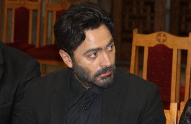شاهد .. تأجيل حفلَي تامر حسني في العلمين وجرش حدادًا على وفاة والده