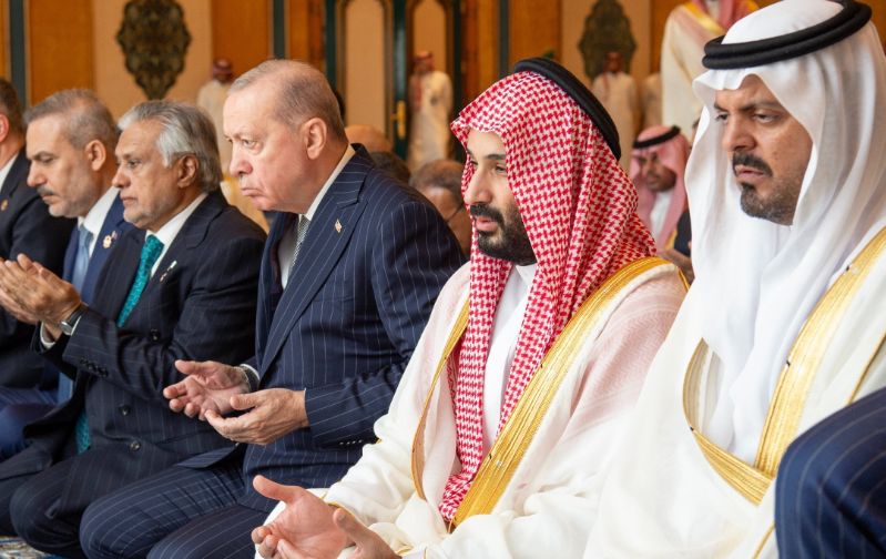 ولى عهد السعودية وأردوغان وشهباز شريف يؤدون صلاة الجمعة بالحرم المكى.. صور
