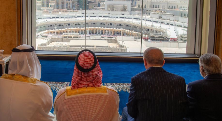 ولى عهد السعودية وأردوغان وشهباز شريف يؤدون صلاة الجمعة بالحرم المكى.. صور