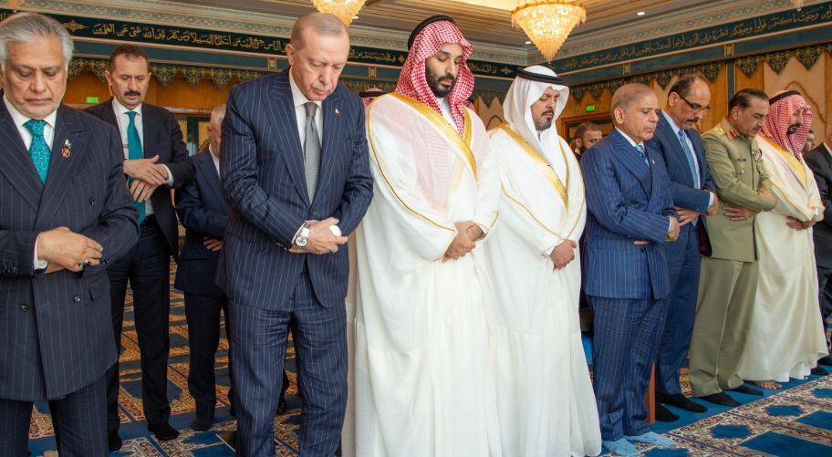 ولى عهد السعودية وأردوغان وشهباز شريف يؤدون صلاة الجمعة بالحرم المكى.. صور
