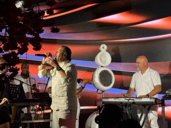 شاهد .. راغب علامة يتألق في القاهرة بحفل حاشد.. والجمهور يردد أشهر أغانيه
