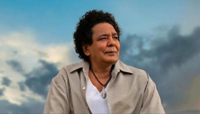 شاهد .. محمد منير يطرح كليب «يسألوا عنك» ويهدي جمهوره مفاجأة غنائية جديدة
