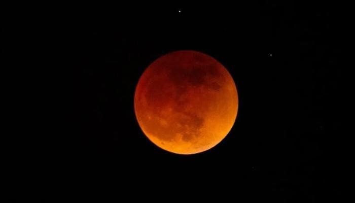 سماء العالم تتزين بالقمر الأحمر.. خسوف كلي يحول الليل إلى لوحة فلكية