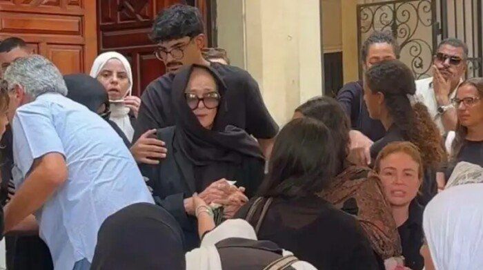 شاهد .. حضر الأب وانهارت الأم.. لحظات مؤثرة في جنازة ابنة نجلاء فتحي