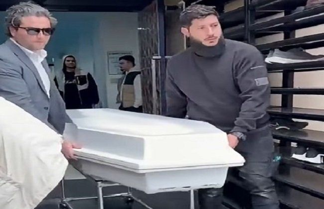 شاهد .. في أستراليا.. تشييع جثمان يحيى نجل الفنان الراحل شكري سرحان وسط أجواء حزينة