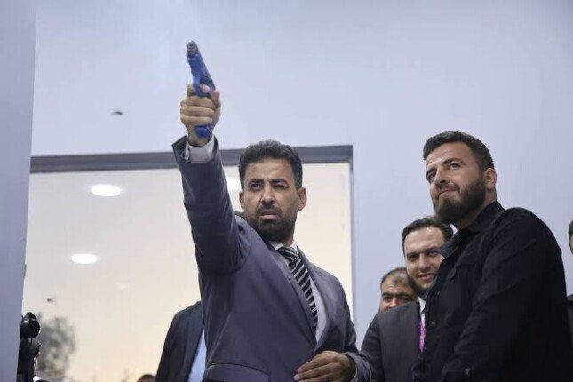 شاهد .. فيديو أثار الجدل: وزير الصحة السوري مصعب العلي يشهر مسدسًا ويطلق النار