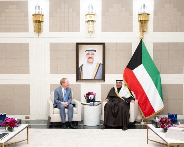ممثل الأمير سمو ولي العهد استعرض مع براد سميث الاستعدادات لافتتاح أكبر مركز للابتكار الرقمي لشركة مايكروسوفت في المنطقة بالكويت