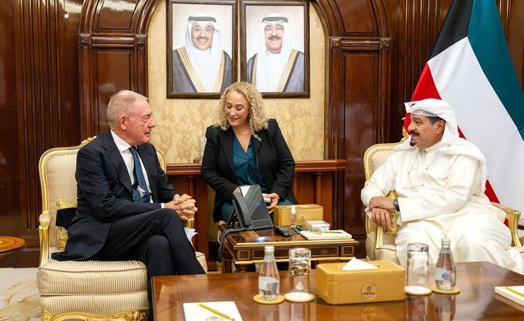 رئيس الوزراء بحث مع وزير المؤسسات في إيطاليا تعزيز التعاون في المجالات الاقتصادية والاستثمارية والصناعية ودعم قطاع الأعمال