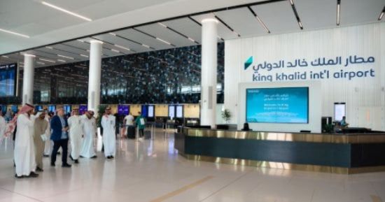 استشهاد 3 سعوديين وإصابة آخرين من جنسيات مختلفة فى استهداف مطار الملك خالد بالرياض.. عودة حركة الطيران لطبيعتها.. وأضرار مادية فى روضة أطفال.. والتحالف: دمرنا 3 منصات إطلاق صواريخ حوثية تهدد الأمن الإقليمى