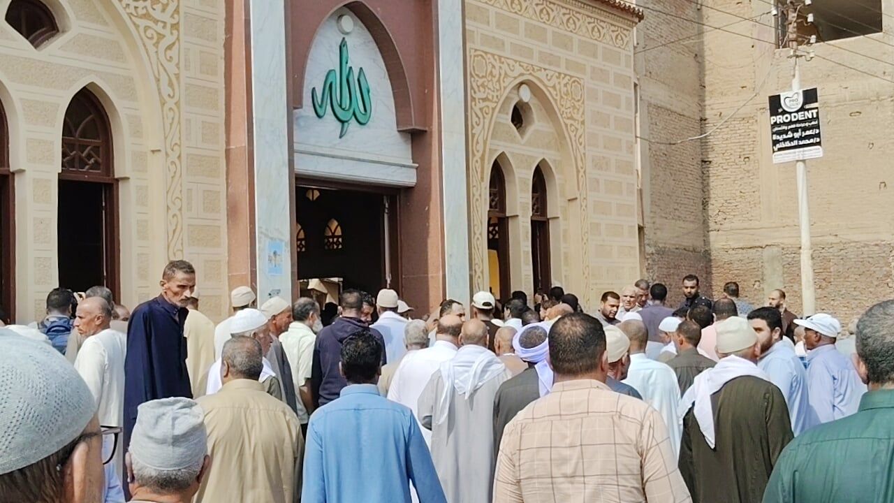 أسرة ضحية حادث مطار الرياض تستقبل المعزين فى مسقط رأسها بالبحيرة.. صور
