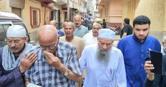 انهيار والد مضيفة الطيران عزة رمزي قبل تشييع جثمانها بالبحيرة.. فيديو