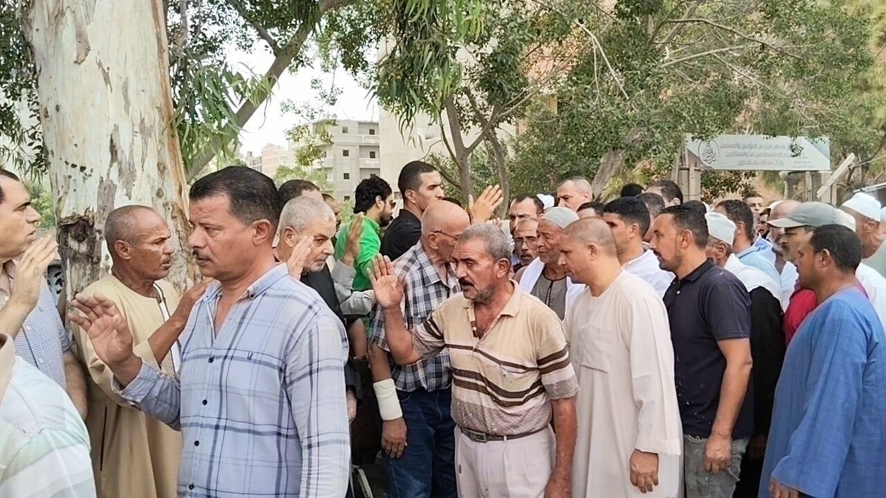 أسرة ضحية حادث مطار الرياض تستقبل المعزين فى مسقط رأسها بالبحيرة.. صور