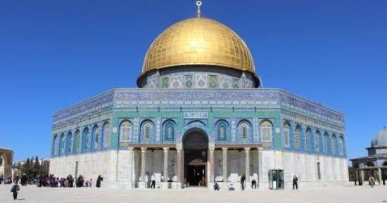 أهم الأخبار العالمية والعربية حتى منتصف الليل.. حرب المحاور تغرق سفينة وتصيب أخرى بمضيق هرمز.. وتدمير 91 مسيرة أوكرانية تدفع روسيا لتكذيب عدوها في تطبيق الهدنة.. رفض عربي لافتتاح كولومبيا سفارة بالقدس