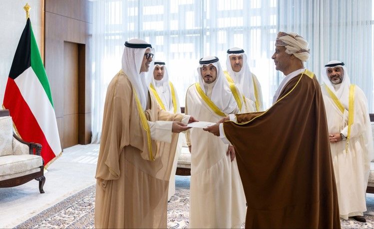 وزير الخارجية تسلم نسخة من أوراق اعتماد سفيري عمان والعراق