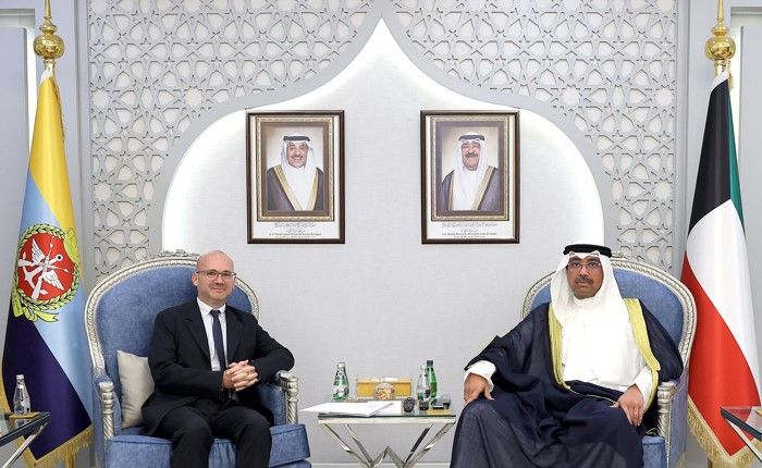 وزير الدفاع بحث مع السفير الفرنسي سبل تعزيز التعاون العسكري