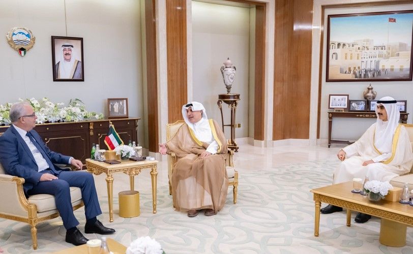 وزير الديوان الأميري ورئيس ديوان سمو ولي العهد استقبلا السفير المغربي