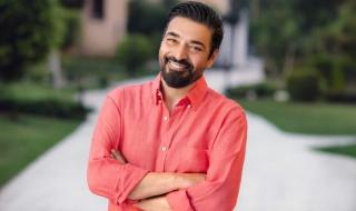 شاهد .. حميد الشاعري يعيش لحظات الفخر بتخرج ابنته الصغرى