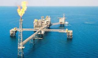 دولة عربية فقيرة تغير خارطة الاقتصاد العالمي وتعلن اكتشاف كميات ضخمة من النفط والغاز.. افتتحت لها أبواب القدر ودخلت عالم الثراء