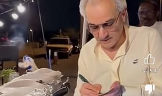 شاهد ردة فعل الوليد بن طلال عندما قابل شاب مطيري يبيع وجبات شعبية في أحد شوارع الرياض.. والمفاجأة بالهدية التي قدمها له