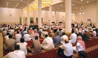 طرد وافد يمني من أحد المساجد السعودية أثناء صلاة الجمعة.. السبب صادم وغير متوقع!!