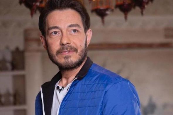 شاهد .. أحمد زاهر يحتفل بعيد ميلاد ابنته ملك على أنغام "أنا لمين" لـ زياد برجي وهو يعلق
